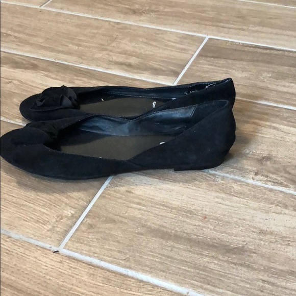 Black Flats with Ruffle Detail - Picture 2 of 3